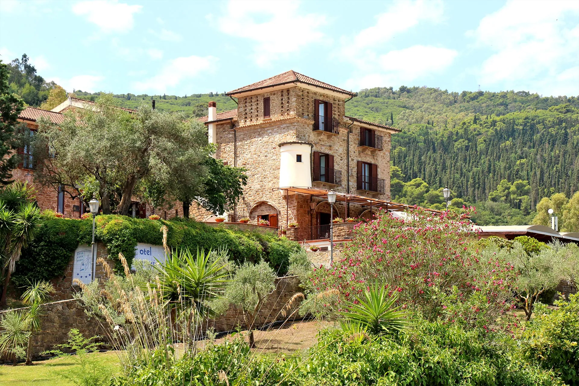 Il casale dell'Hotel Hermitage e il giardino